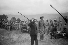 武元甲大将在战场上检阅参与奠边府战役的各单位。（图片来源：越通社）