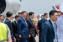 越南国家主席梁强来到内排国际机场迎接中共中央总书记、中国国家主席习近平一行。