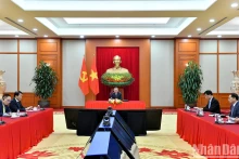 越共中央总书记苏林与老挝人民革命党中央总书记、国家主席通伦·西苏里通电话。
