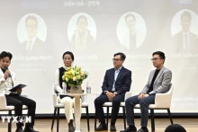 出席活动的各位演讲者。（图片来源：越通社）