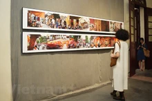 参观者欣赏展位上的作品。（图片来源：越通社）