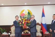 阮明心大使向通沙万•丰威汉部长赠送鲜花。（图片来源：越通社）