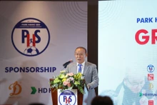 朴恒绪教练在朴恒绪国际足球学院揭牌仪式上发表讲话。（图片来源：青年报）