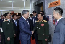 越南国家主席苏林造访老挝星光电信公司。（图片来源：越通社）