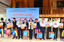 张氏梅女士向奠边县人民赠送礼物。