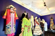 “日平奥黛”亮相美国外交使团时尚展。（图片来源：越通社）