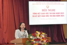 越南国家代主席武氏映春在会议上发表讲话。