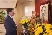 基里尔·惠特克先生在越南驻英国大使馆敬香缅怀胡志明主席。（图片来源：越通社）