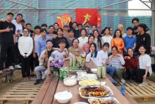 在以色列南部的越南实习生共迎新春佳节。（图片来源：越通社）