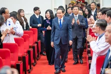 越南国会主席陈青敏出席在友谊医院举行的越南医师节70周年庆典。