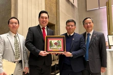 双方代表合影。（图片来源：信息报）