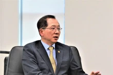 韩国海洋水产部部长赵承焕接受采访。（图片来源：越通社）
