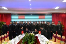 双方代表签署会谈备忘录。（图片来源：qdnd.vn）