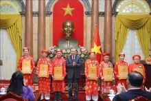 国家主席苏林向老年人赠送礼物。（图片来源：越通社）