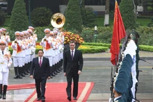 越南政府总理范明正欢迎西班牙首相佩德罗·桑切斯。