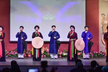 官贺民歌表演节目。