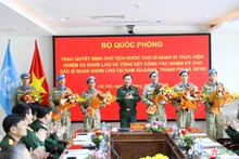 黄春战上将向各位军官赠送鲜花。（图片来源：人民军队报）