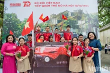 再现承载陈唯兴医生的汽车1954年10月10日进入接管首都的模型。