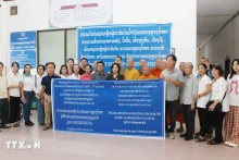 旅居老挝越南人社团向琅南塔省政府捐赠价值达5 亿基普的援助。（图片来源：越通社）