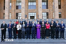 越南国会主席陈青敏和夫人以及各位代表在亚美尼亚埃里温国立大学合影。（图片来源：越通社）