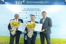 国际认证机构Control Union向H乳业股份公司和仙山清洁水（TH集团）公司代表颁发碳中和认证。