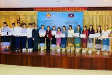 在越南的老挝留学生获得奖学金。（图片来源：越南共产党报）