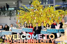 胡志明市迎来2024年首个入境外国游客团。（图片来源：hcmcpv.org.vn）