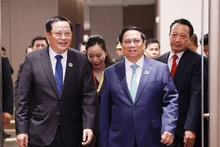 范明正总理和老挝总理前来出席工作早餐。