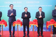 越南政府副总理兼外交部长裴青山和各位代表进行开展剪彩仪式。