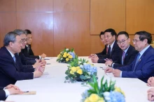 越南政府总理范明正与中国国务院总理李强举行会谈。