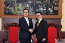 《人民报》社总编辑黎国明和韩国驻越南大使崔英三。