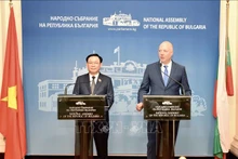 越南国会主席王廷惠和保加利亚议会议长罗森•热利亚兹科夫会见记者。