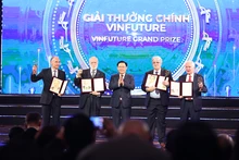 越南国会主席王廷惠向科学家们颁发奖项。（图片来源：新河内报）