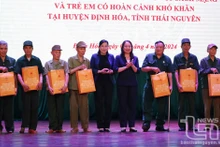 越南国家代主席武氏映春向革命有功者赠送礼物。（图片来源：baothainguyen.vn）