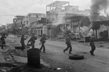 1975年4月9日，我军进攻春禄市镇，这是敌军从东北方向防卫西贡的重要防御基地。