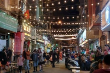 五社—玉岛夜市美食街和步行街吸引众多人的关注。