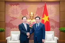 越南国会主席王廷惠会见三星电子首席财务官朴学奎。（图片来源：VGP）
