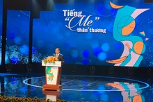 越南外交部部长裴青山在晚会上发表讲话。