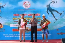 宁顺省领导向资助商代表赠送鲜花。（图片来源：ninhthuan.gov.vn）