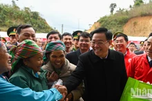  越南国会主席王廷惠慰问坝洒县人民。