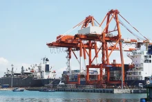 加大对基础设施和物流服务的投资力度，提高海上运输活动效率。（图片来源：月英）