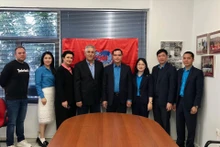 世界工会联合会秘书长乔治·马瑞克斯和越南工会高级代表团。（图片来源：劳动报）