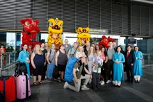 富牌国际航空港欢迎首批游客。（图片来源：tienphong.vn）