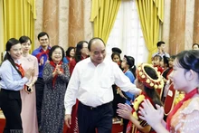 阮春福主席会见优秀少年儿童代表。（图片来源：越通社）