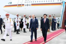德国总理抵达河内内排机场。（图片来源：vnexpress.net）
