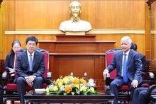 越南祖国阵线中央委员会主席杜文战会见中国共青团中央书记处第一书记阿东。（图片来源：越通社）