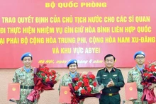 黄春战上将向3名军官授予决定书。（图片来源：tienphong.vn）