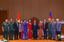 双方代表合影。（图片来源：越通社）