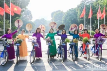 国庆节78周年：众多人参加传统长衣游行活动【组图】