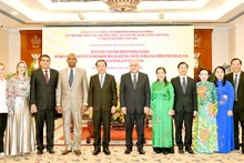 胡志明市领导和古巴共产党高级代表团。（图片来源：西贡解放报）